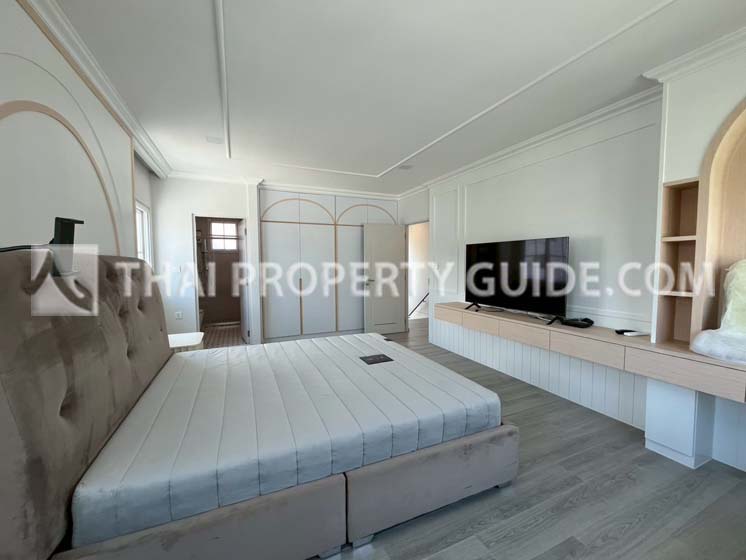 House with Shared Pool in Bangnatrad 